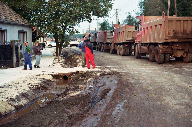 Illustration for article titled Revisiting the Small Village That Was Completely Devastated By Toxic Red Sludge